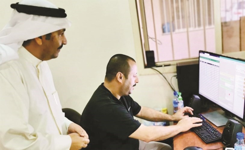 م.وليد الجاسم خلال زيارته لإدارة الخدمات العامة