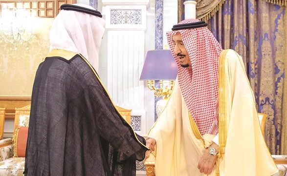 جانب من استقبال خادم الحرمين الشريفين الملك سلمان بن عبدالعزيز للسفيرين الجديدين أمس	 (واس)