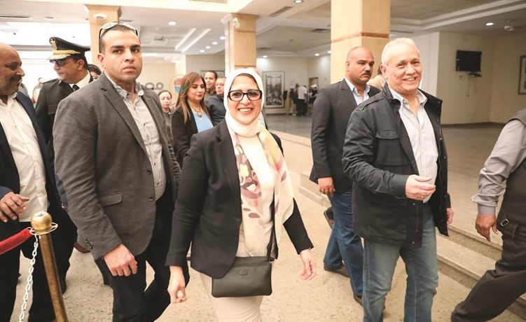 وزيرة الصحة والسكان د.هالة زايد خلال زيارة معبد الكرنك