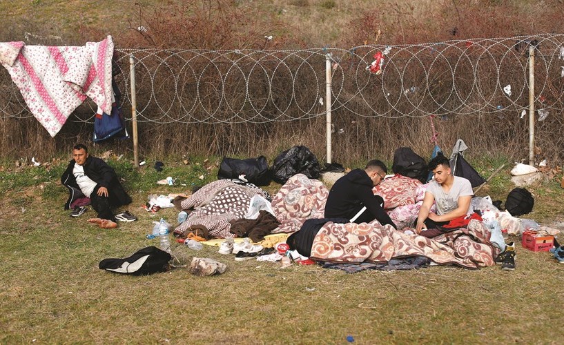 مهاجرون يفترشون الارض على الحدود في ادرنة التركية على أمل فتح اليونان ابواب اورزبا	(رويترز)