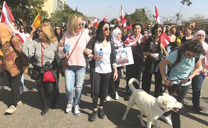 مسيرة نسائية في بيروت بمناسبة يوم المرأة العالمي	(محمود الطويل)