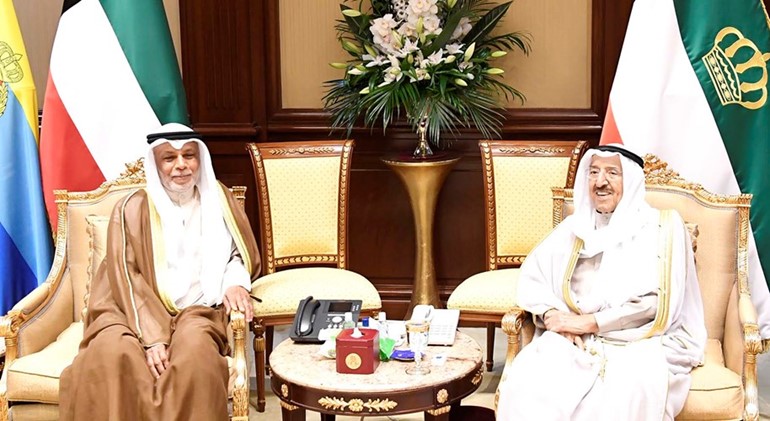 صاحب السمو الأمير الشيخ صباح الأحمد مستقبلا المستشار يوسف المطاوعة