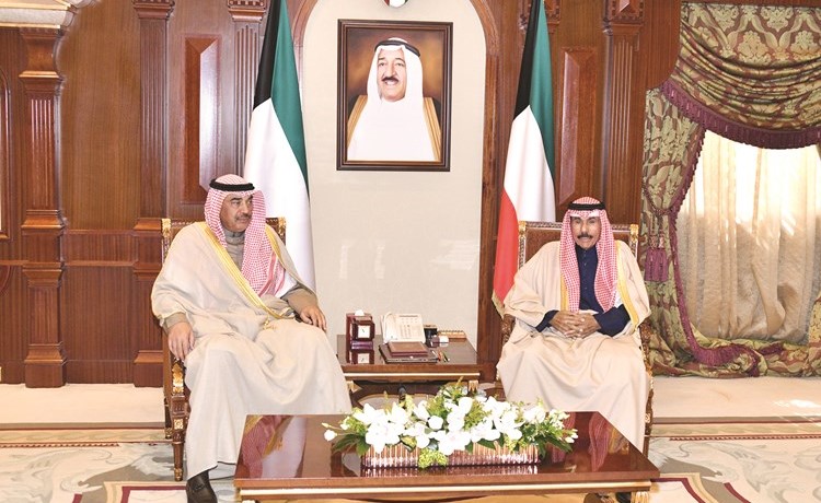 سمو ولي العهد الشيخ نواف الأحمد مستقبلا سمو الشيخ صباح الخالد