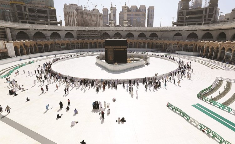 مسلمون يطوفون حول الكعبة بعد ان قررت السلطات اعادة فتح المطاف للطائفين من غير المعتمرين	(أ.ف.پ)