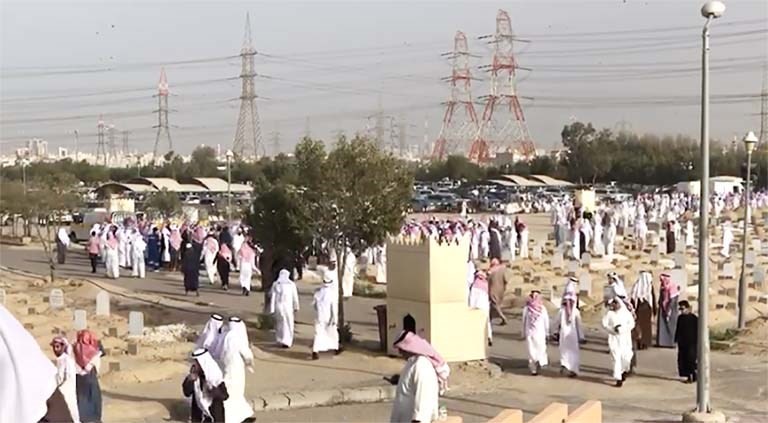 جموع غفيرة شاركت في تقديم العزاء في ضحايا الكويت الـ 8