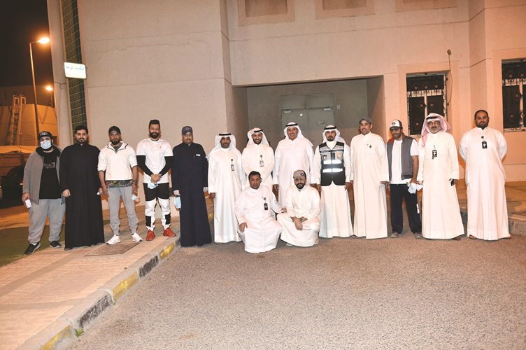 فريق طوارئ بلدية العاصمة وأعضاء اللجنة المشتركة خلال الحملة	 (متين غوزال)