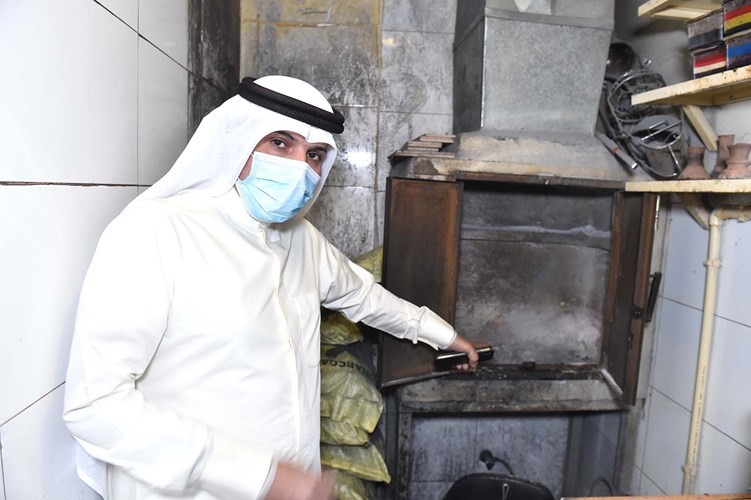 زيد العنزي خلال التفتيش على فحم الشيشة