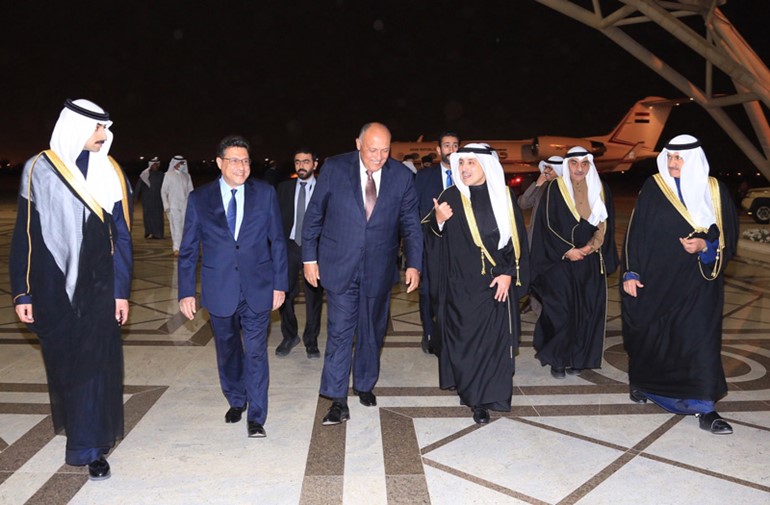 تأكيداً لما انفردت بنشره "الأنباء" أمس.. وزير الخارجية الشيخ د. أحمد الناصر  يستقبل نظيره المصري سامح شكري  في مستهل زيارة رسمية يقوم بها إلى البلاد