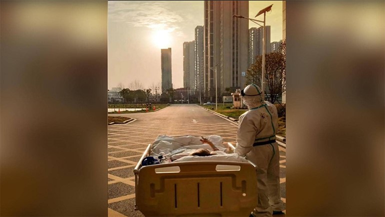 طبيب ومريض وشمس.. قصة "صورة كورونا" التي هزت شبكات التواصل