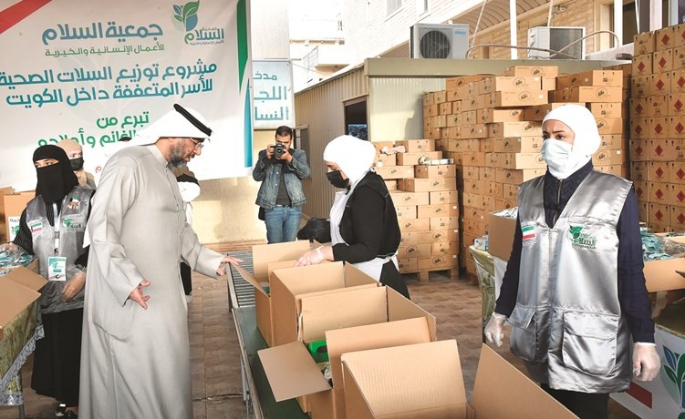 د.نبيل العون خلال تجهيز السلال	(متين غوزال)