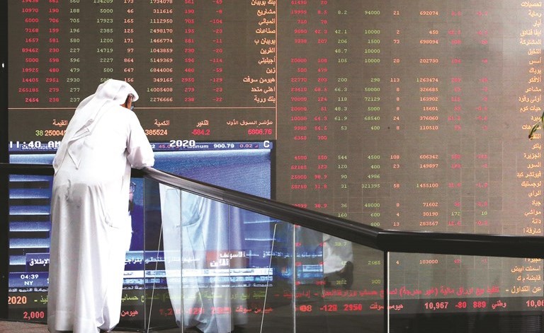 متداول يتابع انهيار الأسهم الكويتية أمس في بورصة الكويت (أ.ف.ب)