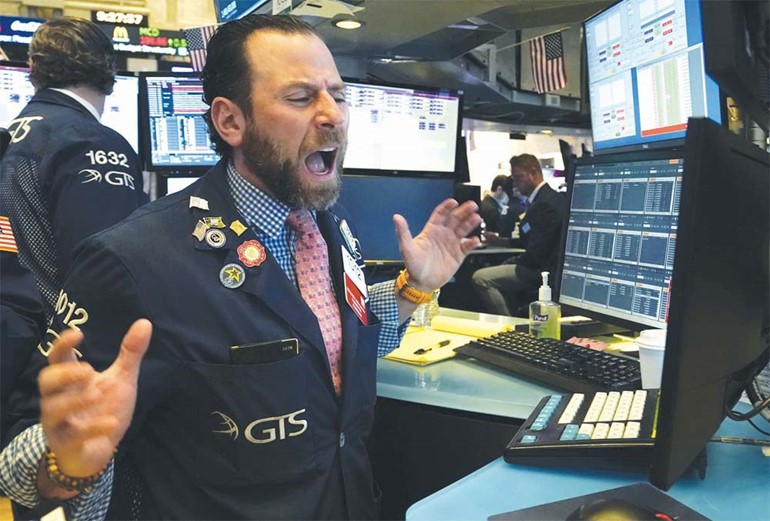 الهلع يسيطر على الأسواق العالمية.. وبورصة «وول ستريت» تفتتح تعاملاتها بانخفاض كارثي بـ 7% (أ.ف.پ)