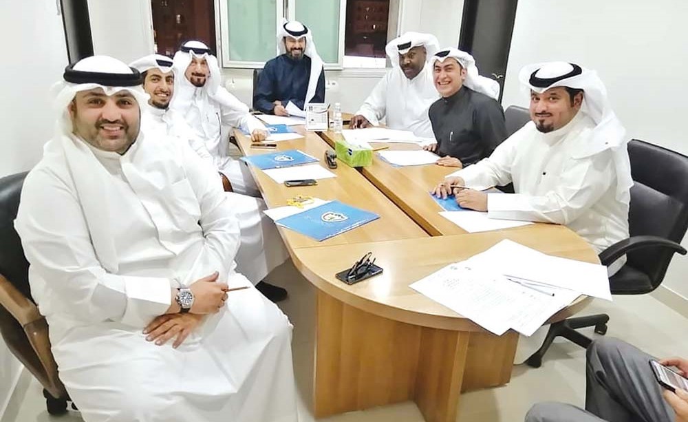 عبدالهادي الشبيب وفوزي المعتوق وخلف الهاجري ونواف باجية خلال اجتماع المكتب التنفيذي