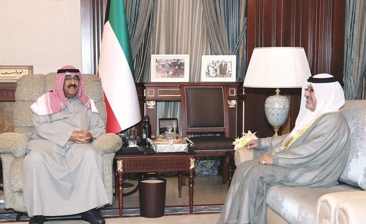 الشيخ مشعل الأحمد مستقبلا سفير البحرين صلاح المالكي