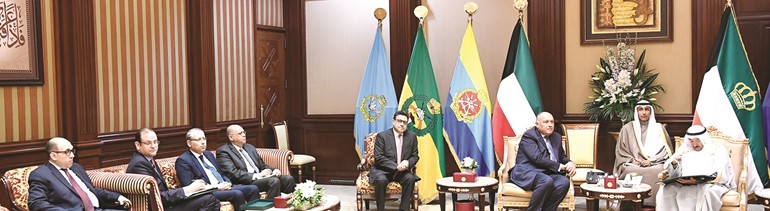 صاحب السمو الأمير الشيخ صباح الأحمد خلال استقباله وزير الخارجية المصري سامح شكري بحضور السفير المصري طارق القوني والوفد المرافق