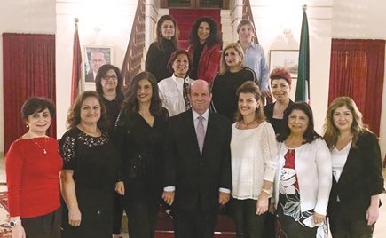 القائم بأعمال سفارة لبنان السفير جان معكرون مع عضوات الاتحاد