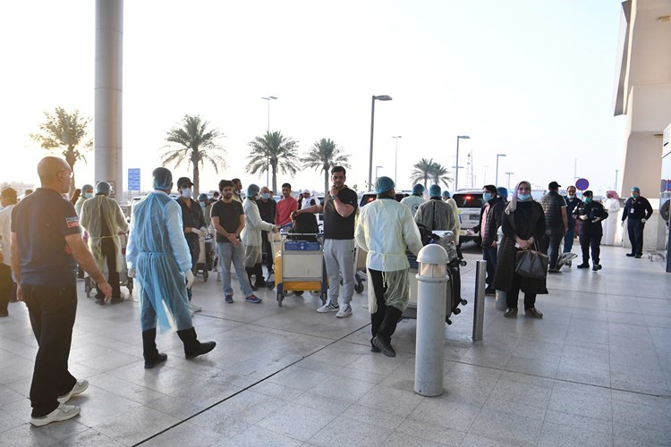 جانب من الكويتيين العائدين أمام المطار