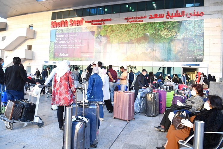 مجموعة من المواطنين العائدين من مصر امام مبنى الشيخ سعد	(قاسم باشا)