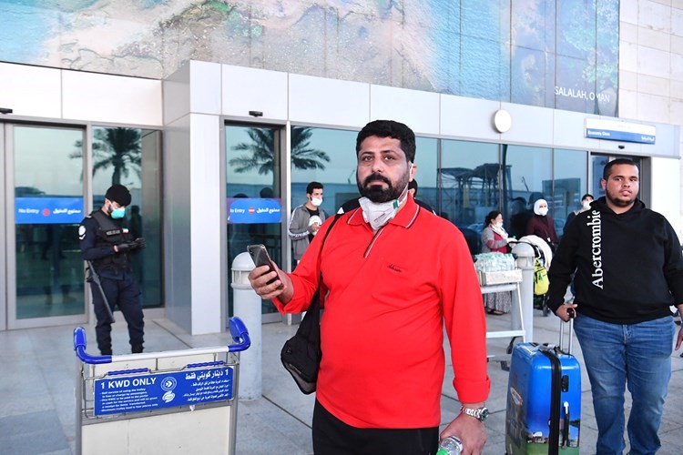 مواطنان عائدان امام المطار