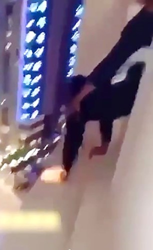 احد المتهمين يشعل لعبة نارية