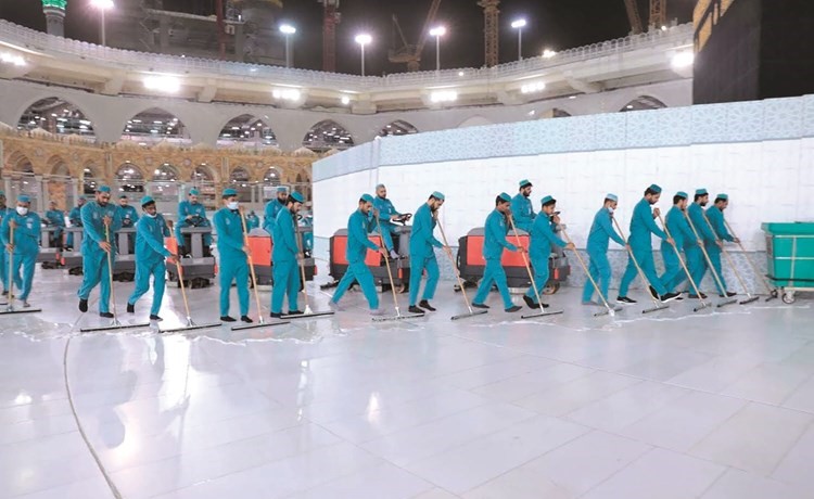 جانب من عمليات التنظيف اليومية لصحن الحرم المكي