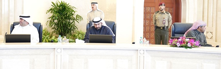 الوزراء د.خالد الفاضل والشيخ د.باسل الصباح وخالد الروضان خلال الجلسة