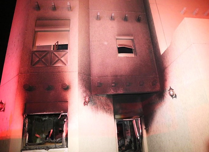 آثار الحريق على واجهة المنزل