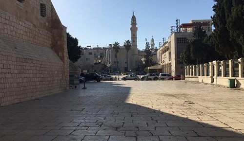 بالفيديو.. أول مدينة عربية يحاصرها كورونا