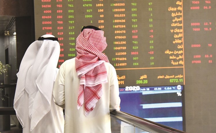 بورصات الخليج تعود للارتفاع بعد جلستين داميتين وفي الصورة متداولون يتابعون المؤشرات الكويتية(محمد هنداوي)