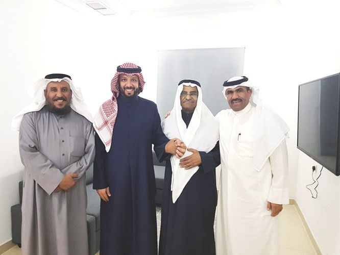  ويتوسط مدير العلاقات العامة بوزارة الشؤون الاجتماعية والعمل عبدالله الحمدان والمحامي منيف عبدالله العجمي والأنباء بعد استلام الشقة