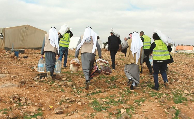 إيصال المساعدات للاجئين بالمخيمات العشوائية