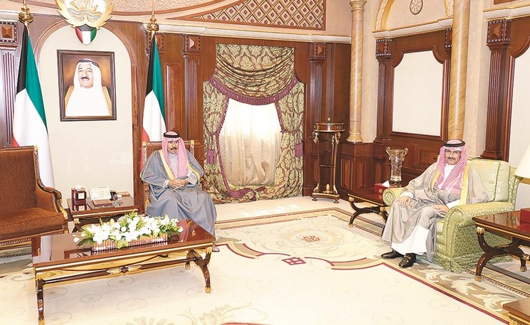 سمو ولي العهد الشيخ نواف الأحمد مستقبلا الشيخ مبارك الدعيج