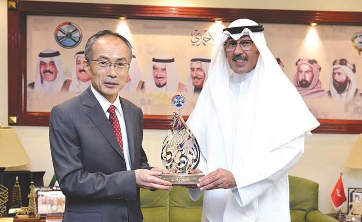 الشيخ فواز الخالد يهدي السفير الياباني درعا تذكارية