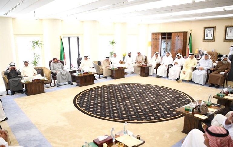 الرئيس الغانم وسمو الشيخ صباح الخالد والوزراء والنواب خلال الاجتماع