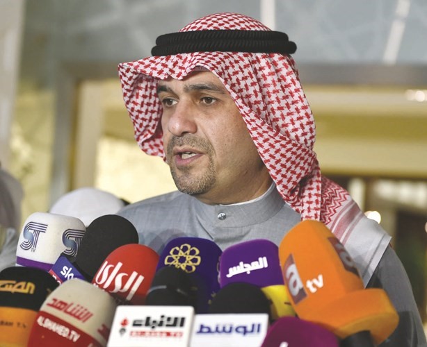 أنس الصالح متحدثا للصحافيين