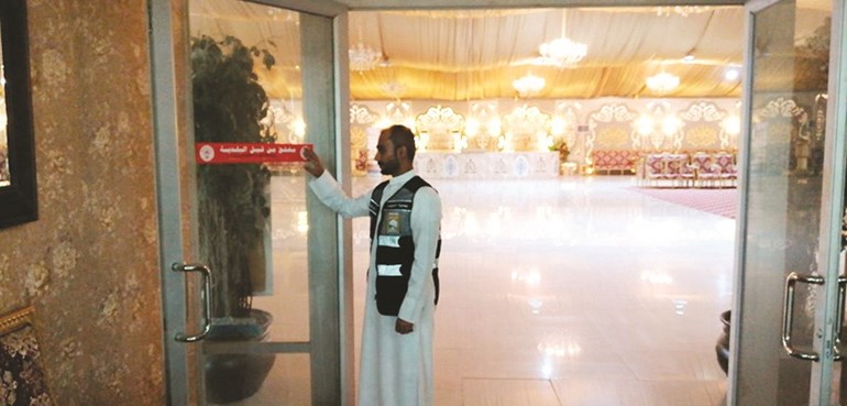 جانب من إغلاق إحدى صالات الأفراح