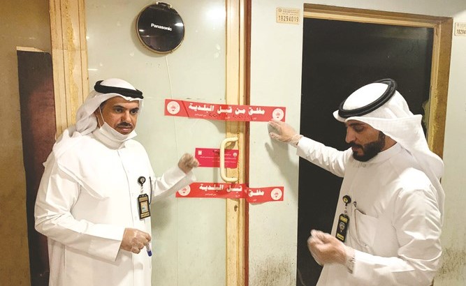 فريق البلدية خلال إغلاق أحد المقاهي المخالفة