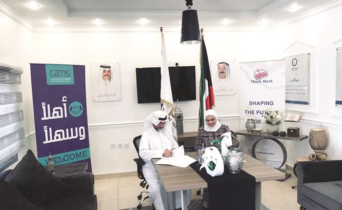 الأنصاري والواوي خلال توقيع الاتفاقية