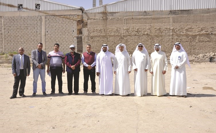 رئيس وأعضاء مجلس إدارة جمعية الشامية والشويخ التعاونية خلال تسليم الأرض