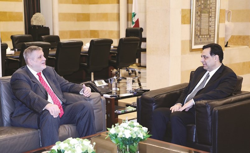 رئيس مجلس الوزراء حسان دياب مستقبلا ممثل الامين العام للأمم المتحدة في لبنان يان كوبيتش في السرايا الحكومي	(محمود الطويل)