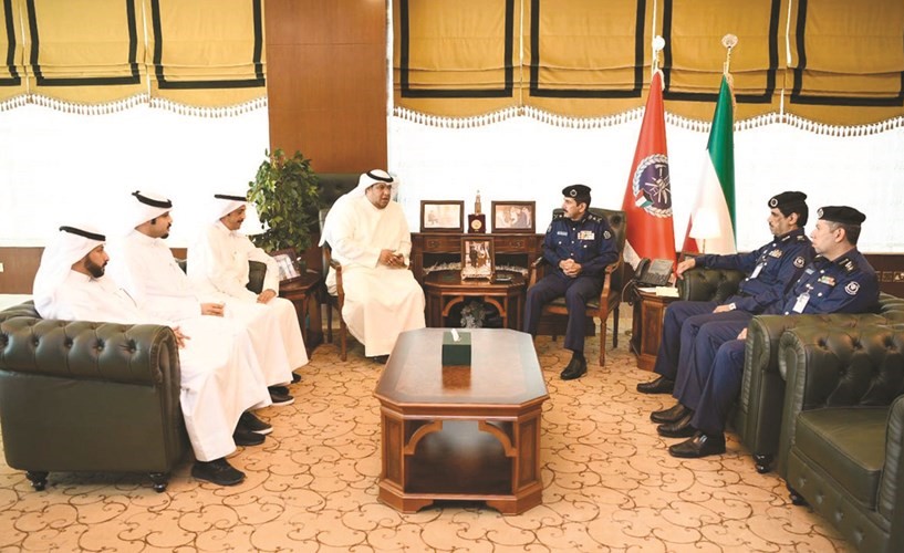 الفريق خالد المكراد خلال اجتماعه مع مشعل السيار بحضور اللواء خالد عبدالله فهد وأعضاء الاتحاد