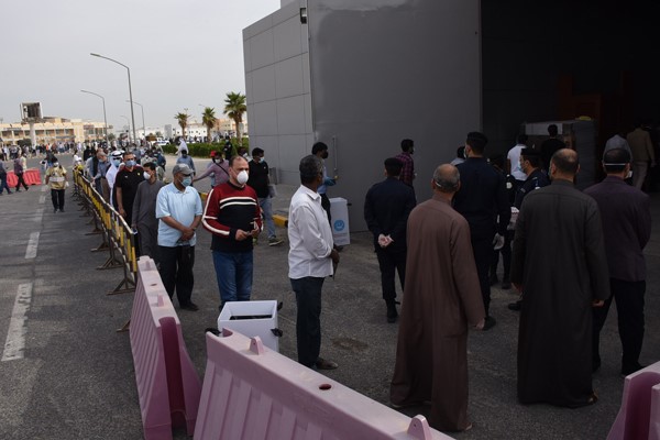 اقبال كثيف منذ ساعات الصباح الأولى إلى مركز الفحص في أرض المعارض 