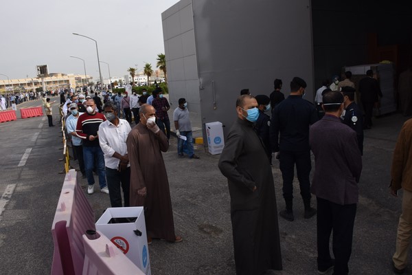 بالفيديو..أرض المعارض تشهد إقبالاً كبيراً من قبل المقيمين لمتابعة فحوصاتهم الطبية
