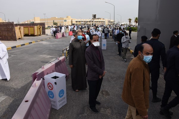 بالفيديو..أرض المعارض تشهد إقبالاً كبيراً من قبل المقيمين لمتابعة فحوصاتهم الطبية