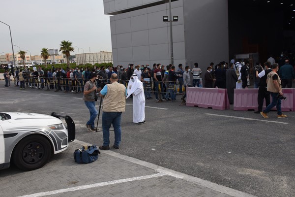 بالفيديو..أرض المعارض تشهد إقبالاً كبيراً من قبل المقيمين لمتابعة فحوصاتهم الطبية