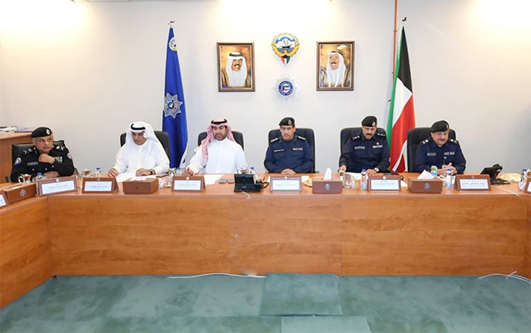الفريق عصام النهام والوكلاء المساعدون خلال الاجتماع