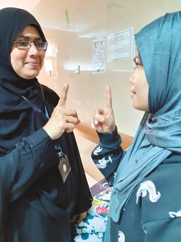 أربع مهتديات فلبينيات يشهرن إسلامهن على يد واعظات صندوق إعانة المرضى