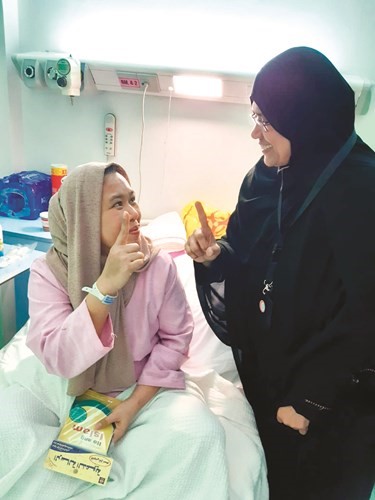 الواعظة أمينة تلقن الشهادة للمريضات