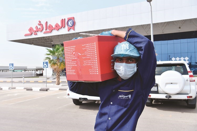 أحد العاملين بالمسلخ يقوم بتوصيل اللحوم لأصحابها