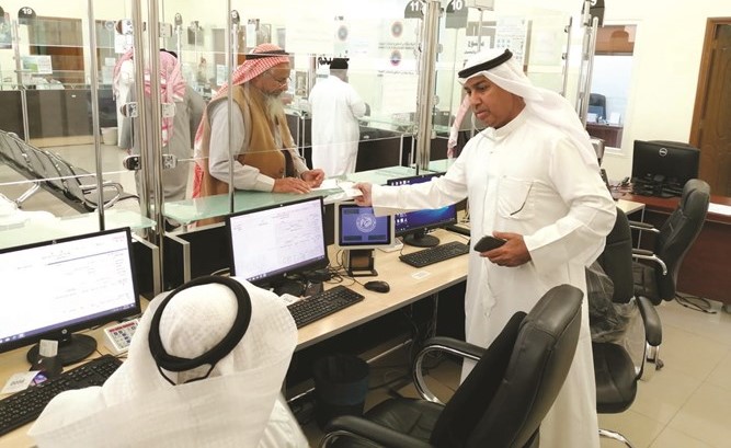 مشعل القريفة متابعا سير العمل في خدمة المواطن